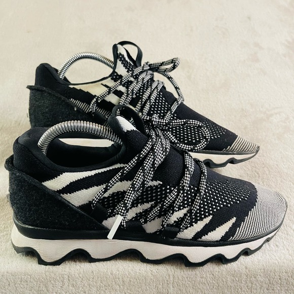SOREL Kinetc Lace Sneaker Women 8 Black White Trainer Athletic Lace Up Shoes - Picture 1 of 10